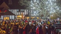Mungkin tidak ada yang mengalahkan sensasi berjalan santai di daerah pedesaan Inggris yang bersalju. Kota Shere di Surrey, Inggris ini bisa dibilang memiliki suasana yang mirip dengan di film The Holiday (shereparishcouncil.gov.uk)