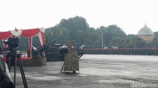 Hujan sempat mengguyur apel yang digelar di Markas Marinir