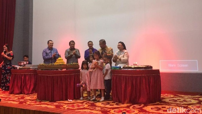 Rayakan Ulang Tahun, Darmin Dapat Kejutan di Kantornya