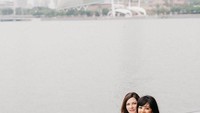 Lalu, di foto kedua ini Farah Quinn sedang menikmati negara tetangga, Singapura. Ia nampak riang bersama seseorang di sampingnya (farahquinnofficial/Instagram)