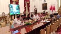 Saat Presiden Joko Widodo (Jokowi) memimpin rapat terbatas persiapan hari raya Natal dan Tahun Baru 2018, Panglima dan Kapolri sempat tertangkap kamera sedang berbincang berdua (Foto: Danu Damarjati/detikcom)