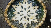 Snowflake jumbo jadi penghias pie ini. Kesan Natal terasa dari dasar pie berwarna hijau tua. Foto: Istimewa