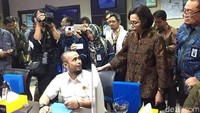 Tiba di lokasi pukul 11.44 WIB, Sri Mulyani yang mengenakan batik cokelat dengan celana bahan berwarna hitam ini langsung menuju lokasi pelayanan KPPN dan menyapa para pelapor dan pekerja.