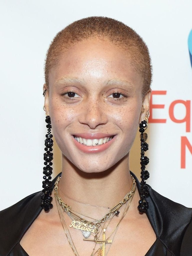 Rambut botak atau cepak mungkin tidak banyak disukai wanita. Tapi menurut ilmu China, rambut botak justru memberi citra positif. Orang yang berani menggunduli kepalanya berhati besar, pencinta dan pribadinya cerah. Foto: Getty Images