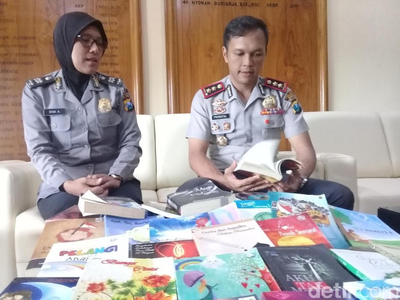 Ini Polwan Inspiratif Luangkan Waktu untuk Menulis Buku