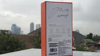 detikINET sempat meminta tanda tangan Founder dan CEO Xiaomi Lei Jun di bagian belakang kotak Redmi 5A. Foto: Adi Fida Rahman/detikINET