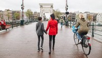 Di foto ini sang koki seksi sedang ada di Amsterdam. Farah Quinn sedang berjalan santai bersama anaknya (farahquinnofficial/Instagram)