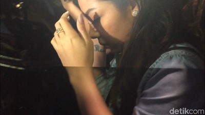 Foto: Putri Novanto Terus Menunduk Saat Tinggalkan KPK