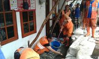 Penanganan Tanggul Kali Pulo di Jatipadang yang jebol