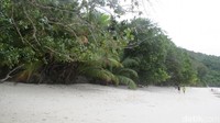 Pasir pantai yang lebar dan landai membuat pantai ini asyik untuk tempat berjemur wisatawan (Fitraya/detikTravel)