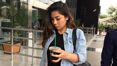 Foto: Gaya Casual Anak Novanto yang Bawa Kopi ke KPK