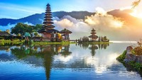 Kawasan Danau di Bali – Perjalanan santai satu hari dari 76 km Seminyak ke Munduk melalui danau, sawah, kebun raya, dan air terjun dengan pemandangan menawan. Pergilah ke desa tepi danau Bedugul melewati sawah-sawah indah dengan latar pegunungan yang membentang dari Gunung Batukaru hingga Gunung Agung. (Thinkstock)