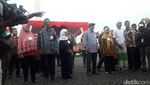 Foto: Saat Anies Pasangkan Kaki Palsu ke Lansia di Monas