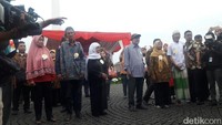 Sebelum penyerahan bantuan secara simbolis, Anies meminta asistennya melepaskan nomor urut yang terpasang di dada para lansia. Asisten pun menindaklanjuti permintaan Anies