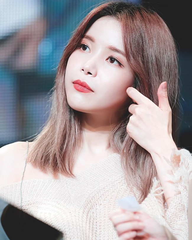 Mamamoo adalah salah satu girl band yang belakangan populer di Korea Selatan. Leader dan vokalis utama, Solar menempati urutan 20 dalam daftar Top Idols 2017. Nama Solar semakin populer sejak membintangi reality show We Got Married bersama Eric Nam. Foto: Instagram