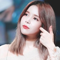 Mamamoo adalah salah satu girl band yang belakangan populer di Korea Selatan. Leader dan vokalis utama, Solar menempati urutan 20 dalam daftar Top Idols 2017. Nama Solar semakin populer sejak membintangi reality show We Got Married bersama Eric Nam. Foto: Instagram