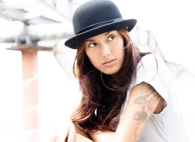  Tampil dengan rambut lurus panjang, Fahrani tampak manis dan memesona. Foto: Instagram