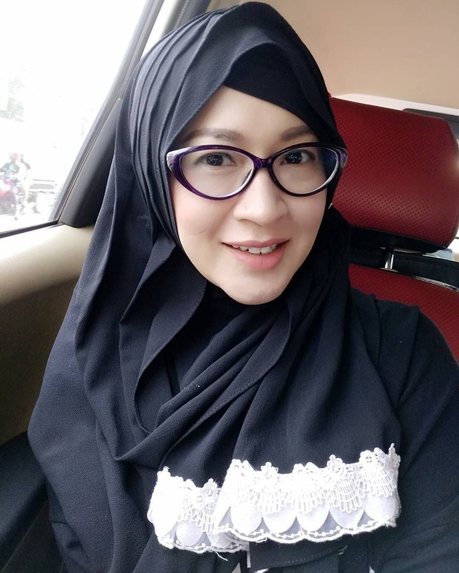 Mantan Istri Pasha Ungu yang kini sudah menikah lagi dengan pesepakbola Gunawan Dwi Cahyo suka tampil mengenakan ciput belah samping sehingga membuat gaya hijabnya berciri khas. Biasanya ia memakai kerudung instan yang mudah diaplikasikan.  Foto: Dok. Instagram @mrs.gdc13