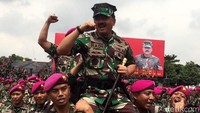 Marsekal Hadi Tjahjanto diarak oleh para prajurit Marinir.