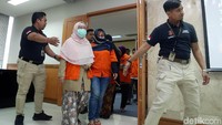 Para pelaku dihadirkan dalam jumpa pers di Gedung KKP, Bareskrim Polri, Jalan Merdeka Timur, Kamis (21/12/2017).