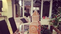 Kreatif! Gingerbread yang jadi cookies klasik saat Natal ini dibuat menyerupai bentuk Big Ben, menara jam yang terletak di Istana Westminster, London. Foto: Istimewa