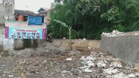 Tanggul Kali Pulo di RT 03 Jati Padang ini dinamai warga Tanggul Baswedan. Setelah sebelumnya sering jebol, tanggul ini kini kokoh meski diterpa air. 