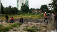 Lokasi khusus itu berupa lahan kosong tepat di gate Stasiun Tanah Abang yang menghadap ke Jalan Jati Baru Bengkel, Jakarta Pusat. Suasana ini difotopada Kamis (21/12/2017) sore.