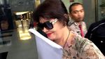 Foto: Berkacamata Hitam, Ini Gaya Mantan Istri Novanto di KPK