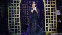 Ia tampak berganti busana menjadi gaun hitam sebelum membawakan lagu tersebut.