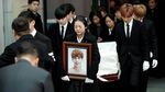 Isak Tangis dan Teriakan di Prosesi Pemakaman Jonghyun SHINee