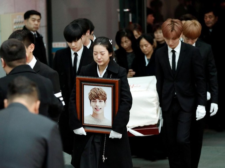 Key SHINee Tulis Surat Mengharukan untuk Jonghyun Key SHINee Tulis Surat Mengharukan untuk Jonghyun