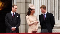 Bahkan sempat ada yang membuat candaan jika Pangeran William harus sabar melihat adiknya yang sangat akrab dengan istrinya itu. Dok. Getty Images