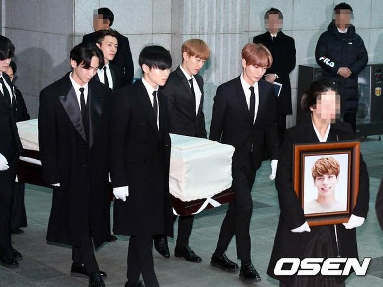Keluarga dan Artis SM Hantar Kepergian Jonghyun SHINee dengan Air Mata Keluarga dan Artis SM Hantar Kepergian Jonghyun SHINee dengan Air Mata