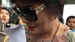 Foto: Berkacamata Hitam, Ini Gaya Mantan Istri Novanto di KPK