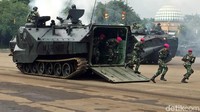 Tank-tank Marinir unjuk kemampuan di hadapan Panglima TNI Marsekal Hadi Tjahjanto.