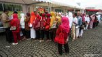 Potret Gembira Lansia Terima 500 Kacamata Gratis dari Pemprov DKI