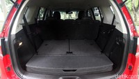 Kalau dibandingkan dengan High SUV di kelasnya, saat masuk dan duduk di kursi pengendara kesan pertama yang terlintas adalah bodinya sangat besar. Bahkan terkesan lebih besar dari para pesaingnya, seperti layaknya sedang mengendarai truk. Terlebih untuk mereka yang memiliki tubuh mungil.