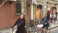 Masih bersama temannya, Farah Quinn kali ini ada di Shanghai, China. Ia nampak menggunakan jaket bersyal juga celana panjang sedang asyik menaiki sepeda (farahquinnofficial/Instagram)