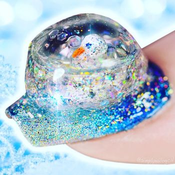 Tampil Unik Saat Natal dengan Cat Kuku Berbentuk Bola Salju