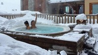 Di foto pertama ini nampak Farah Quinn ada di sebuah resor ski Valmorel, Prancis. Di tengah salju ia mandi di bak air panas (farahquinnofficial/Instagram)