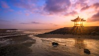 Panorama Pantai Sanur yang santai dan cantik memang kerap menarik wisatawan asing dan lokal untuk datang. Selain jalan santai, Joey juga sempat main air di pantai dan naik di atas kapal nelayan ke tengah laut (Thinkstock)