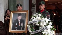 Pengusaha senior Sukamdani Sahid Gitosardjono akan dimakamkan dengan cara militer. Sebab, Sukamdani adalah veteran pejuang angkatan 45.