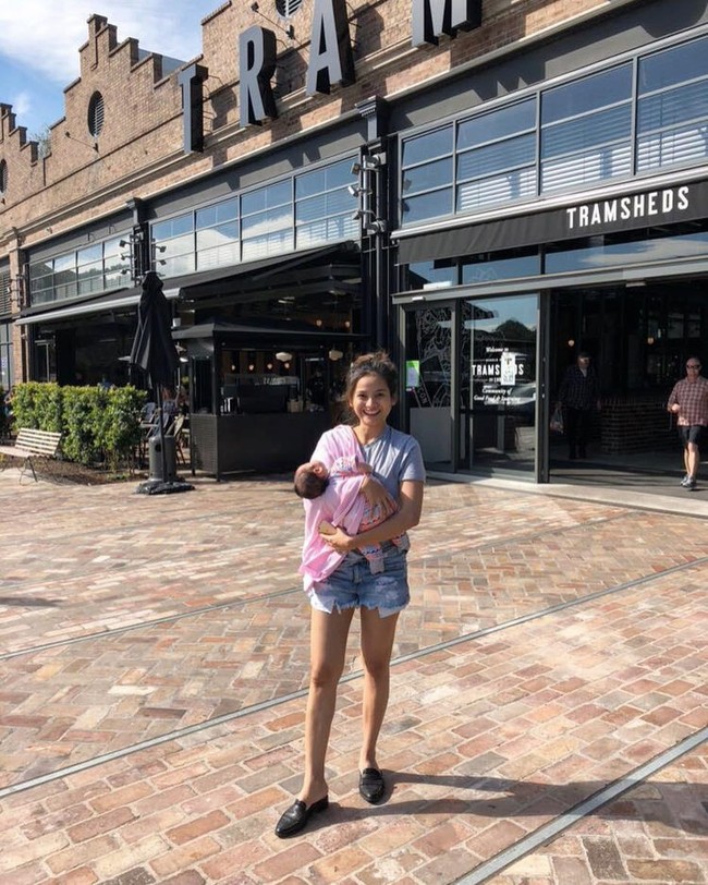 Penampilan Acha Septriasa saat baru sebulan melahirkan sungguh membuat ibu-ibu iri. Lihat saja betapa Acha sudah kembali langsing seperti sebelum hamil. Acha melahirkan anak pertamanya pada 21 September 2017 di Sdyney, Australia. Foto: Dok. Instagram