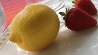 Asam segar lemon dan strawberry ada pada es batu ini. Paling pas ditambahkan pada air es atau lemonade. Slurpp! Foto: Istimewa