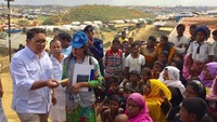 Kunjungan ini dilakukan pada hari Kamis (21/12) di Kamp Kutupalong, Coxs Bazar, Bangladesh. Fadli ditemani relawan dari UNICEF Indonesia. (Foto: dok. Twitter @fadlizon)