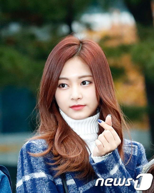 Urutan sembilan juga ditempati oleh Tzuyu TWICE. Meski berasal dari Taiwan, wanita 18 tahun ini populer di Korea. Bersama dengan member TWICE lain, Tzuyu mengambil hati para penggemar dengan lagu Signal dan Likey di 2017. Foto: Instagram