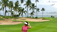 Tak hanya pantai Farah Quinn terlihat menyukai olahraga golf. Kali ini ia ada di Laguna Golf Bintan (farahquinnofficial/Instagram)