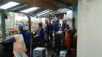 Anies mengatakan, trase sungai yang seharusnya 20 meter, saat ini hanya tersisa 2 meter. 18 meter trase sungai yang ada telah berubah menjadi hunian warga. 