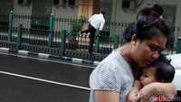 Penampakan salah seorang penumpang kereta api yang nekat melompat pagar pedestrian di kawasan Stasiun Cikini, Jakarta Pusat, Kamis (21/12/2017).