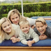 Selain Deacon, Ava juga memiliki adik laki-laki bernama Tennessee yang merupakan buah cinta Reese dengan suami keduanya, Jim Toth. (Foto: Instagram)